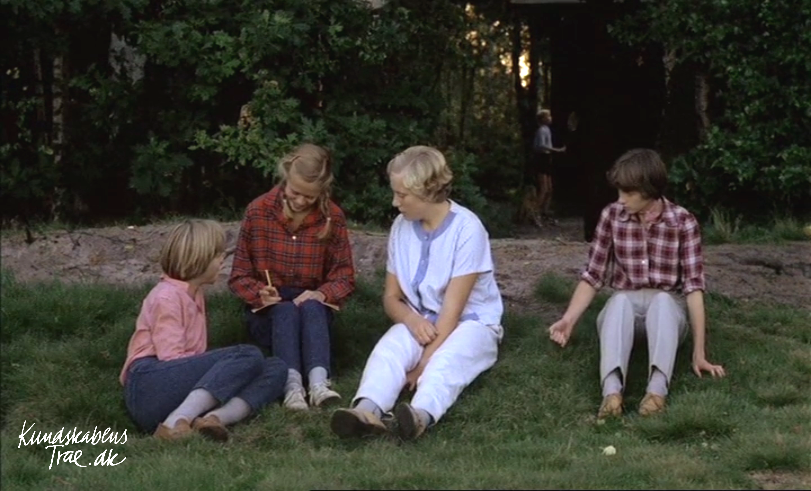 Lene, Anne-Mette og Elsebeth skriver sang til aftenunderholdningen. Elin holdes udenfor.